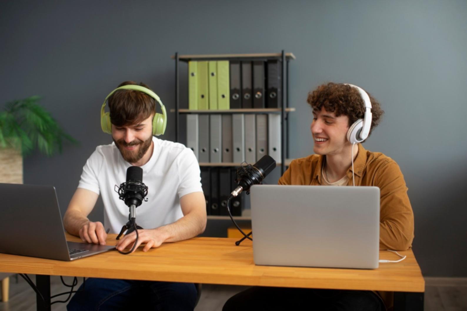 Startup-Gründer bei der Finanzplanung mit Dokumenten und Laptop